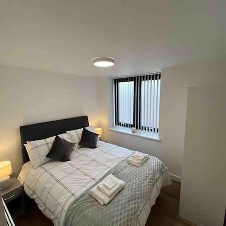 Appartement Newly Built 2 Bed Flat In The Heart Of Leek Extérieur photo