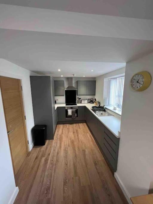Appartement Newly Built 2 Bed Flat In The Heart Of Leek Extérieur photo