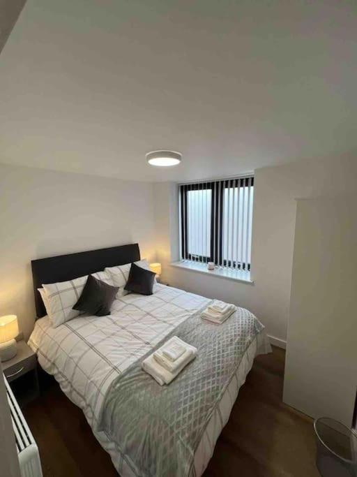 Appartement Newly Built 2 Bed Flat In The Heart Of Leek Extérieur photo