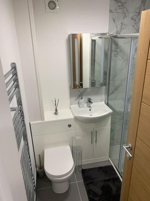 Appartement Newly Built 2 Bed Flat In The Heart Of Leek Extérieur photo