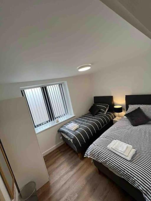Appartement Newly Built 2 Bed Flat In The Heart Of Leek Extérieur photo